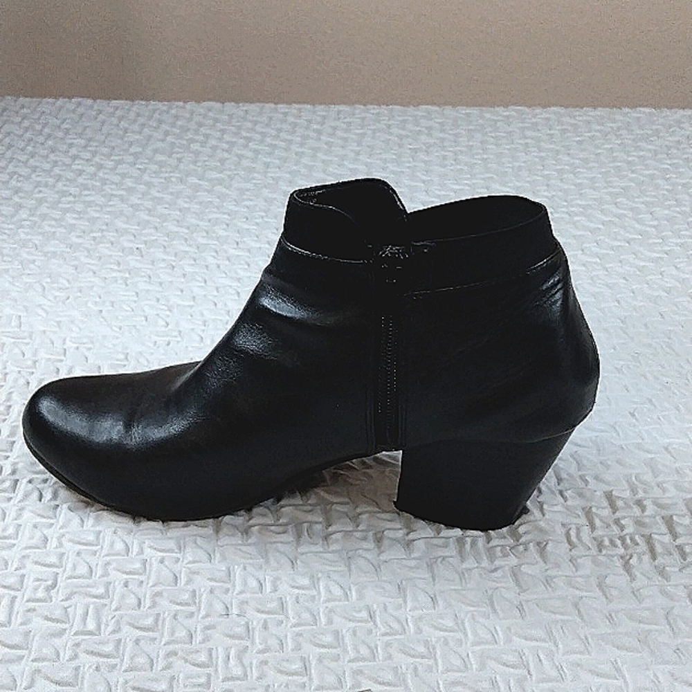 Dexflex comfort Black shootie ankle boots.   Womans 10W. Average condition.